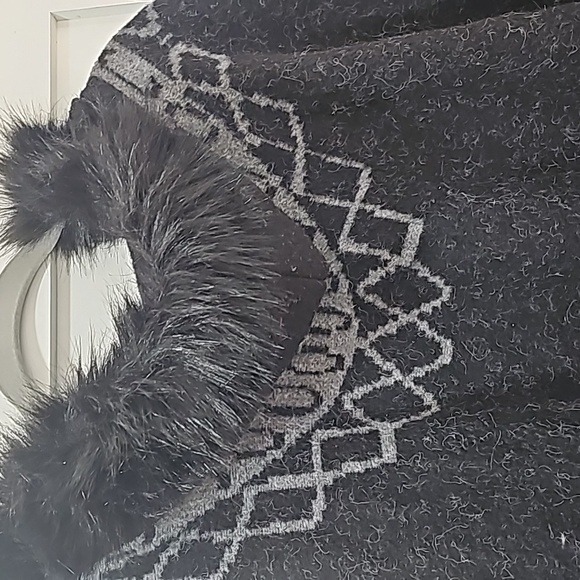 Hooded  shawl coat  cape with  faux  fur  black  trim . Elegant  and  classy - Picture 7 of 8